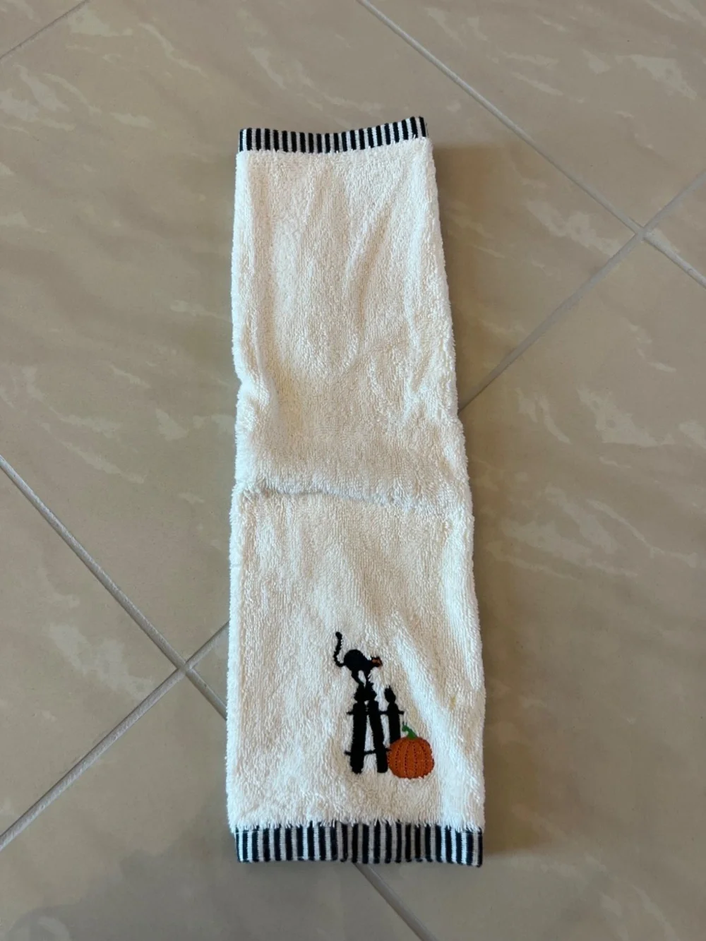 #2917 Embroidered Halloween Twiggy Tree with pumpkins Fingertip Towel set